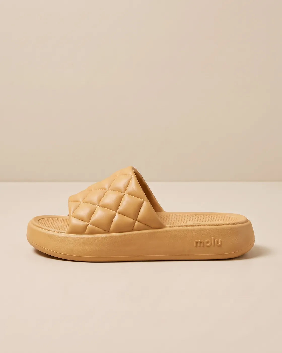 Chinelo molu Luxo caqui, de lado, com a tira matelassê