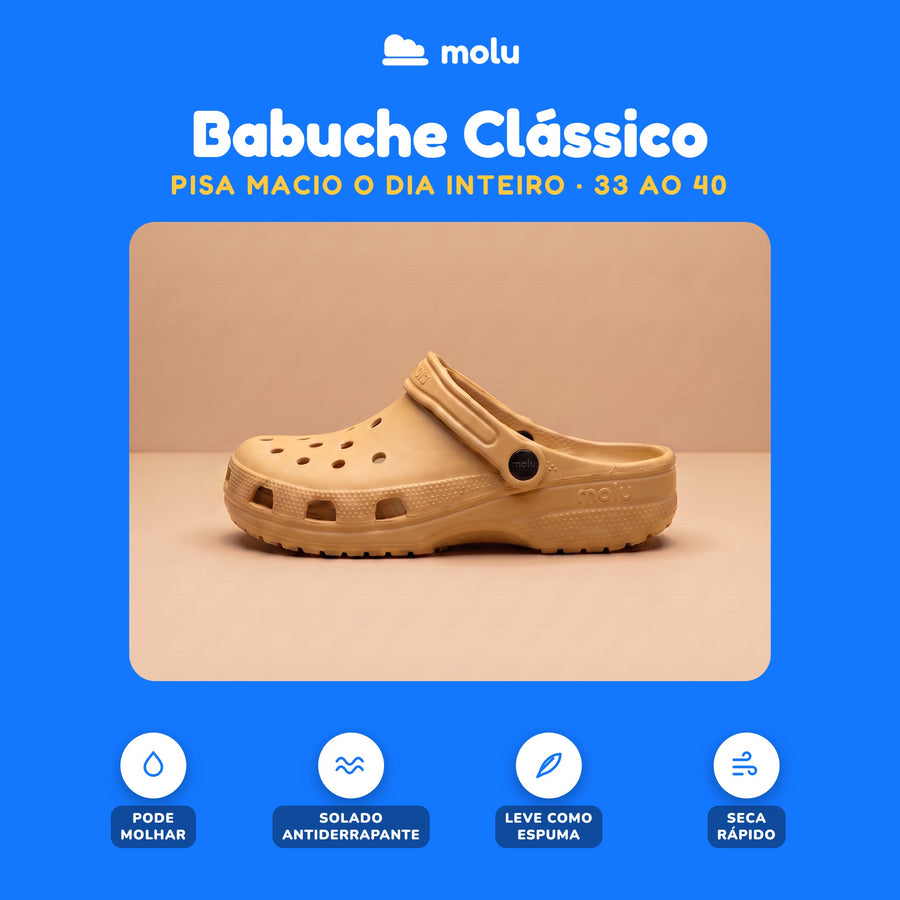 Babuche molu Clássico caqui visto de lado, com os selos pode molhar, solado antiderrapante, leve como espuma e seca rápido