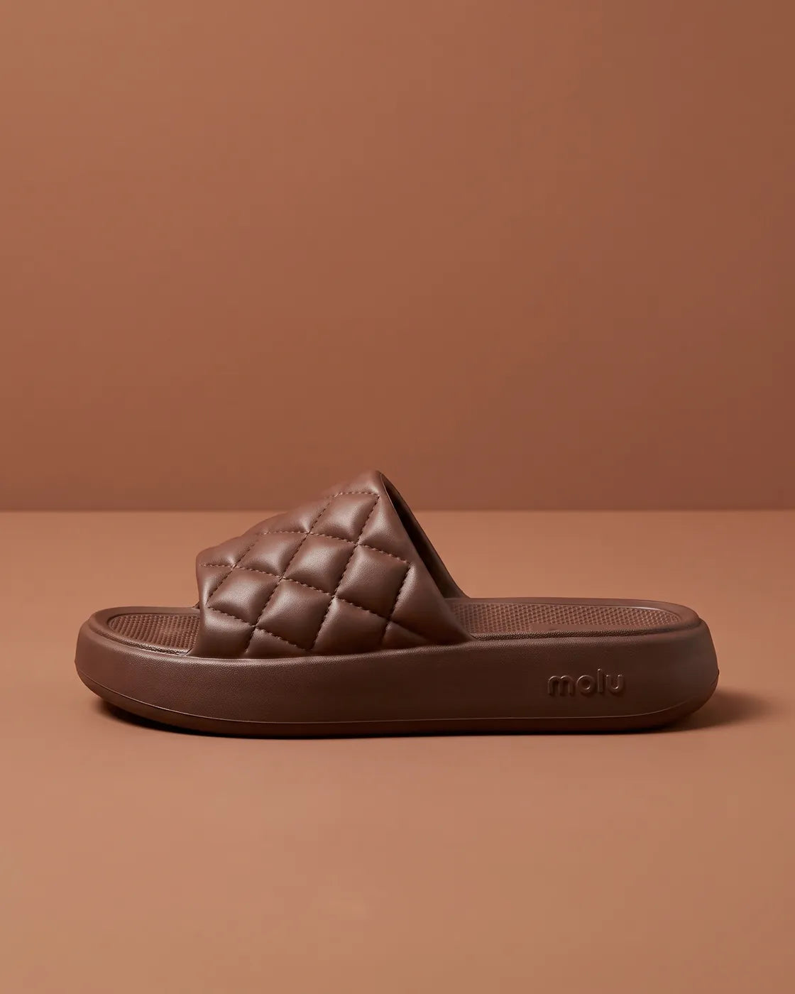 Chinelo molu Luxo marrom, de lado, com a tira matelassê